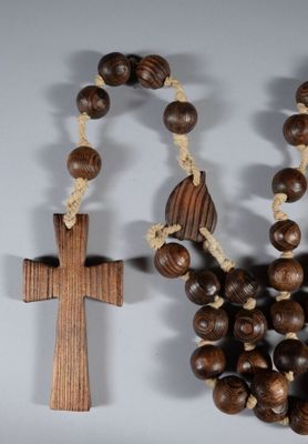 Important rosaire en bois naturel.