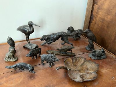 un grand nombre de figurines posées sur une table