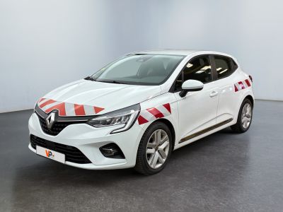 une voiture blanche avec une bande rouge et blanche sur le côté