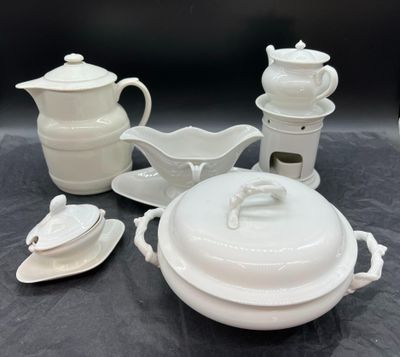 beaucoup de plats blancs posés sur une table