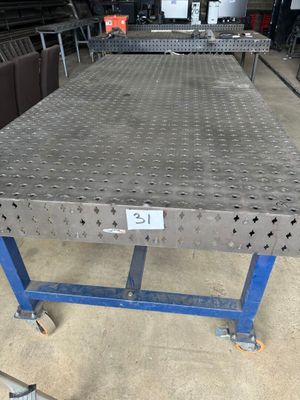 un gros plan sur une table en métal sur laquelle figure un chiffre