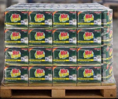 De nombreuses caisses de Deterine sont empilées sur une palette dans un entrepôt