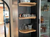 un réfrigérateur qui contient beaucoup de bouteilles et de verres