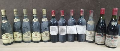 plusieurs bouteilles de vin sont alignées sur une table
