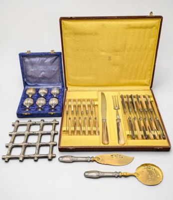 un coffret contenant de l'argenterie sur une surface blanche
