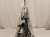 une bouteille de vin emballée dans du plastique sur une table