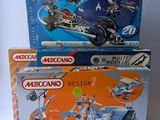 deux boîtes de legos posées l'une sur l'autre