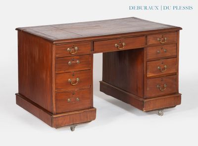 une image représentant un bureau en bois à quatre tiroirs monté sur roulettes