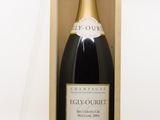 une photo d'une bouteille de champagne dans un coffret en bois