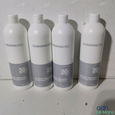 quatre bouteilles de shampoing alignées sur un plan de travail