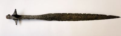 un grand couteau accroché au mur de la pièce