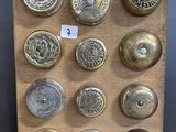 Plusieurs types de boutons sont présentés sur une planche en bois
