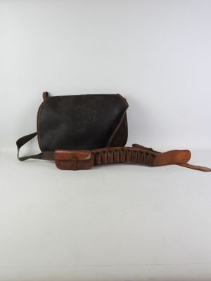 un sac à main noir avec une bandoulière marron et une poignée marron