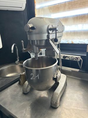 un mixeur posé sur un plan de travail dans une cuisine