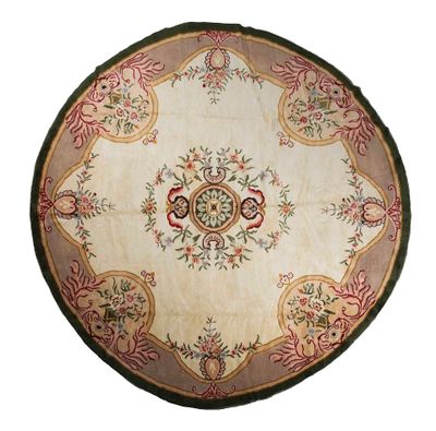 un tapis rond orné d'un motif floral