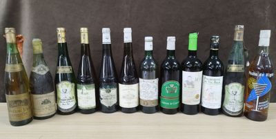 Des bouteilles de vin sont alignées sur une table devant un fond marron.