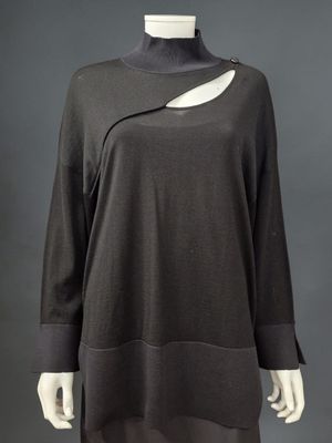 une robe noire de femme sur un mannequin, un mannequin, un mannequin, un mannequin, un mannequin, un mannequin, un mannequin, un mannequin