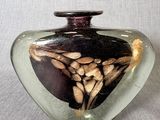 un vase en verre dans lequel se trouve l'image d'une femme en robe