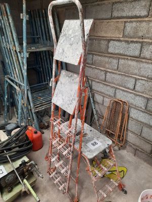 Escabeau en métal laqué orange, 5 marches et plateforme de t… - Photo 1