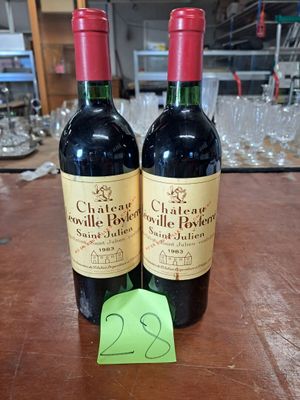 deux bouteilles de vin posées sur une table, avec une étiquette de prix