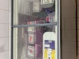 une armoire à pharmacie contenant des flacons de médicaments, située dans une salle de bains