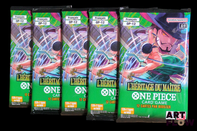 Trois paquets de cartes de jeu de cartes « One Piece » sont exposés