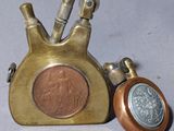 une pièce et un briquet posés l'un à côté de l'autre sur une table