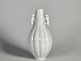 un vase blanc posé sur une table