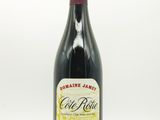 gros plan d'une bouteille de vin sur fond blanc