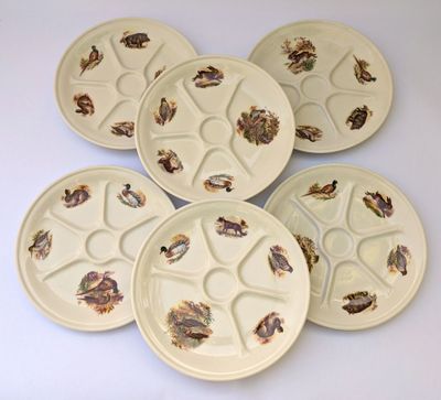 six assiettes présentant différents motifs sur un fond blanc