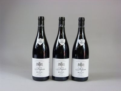 trois bouteilles de vin posées sur une table l'une à côté de l'autre