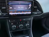le tableau de bord d'une voiture, avec un écran numérique au centre