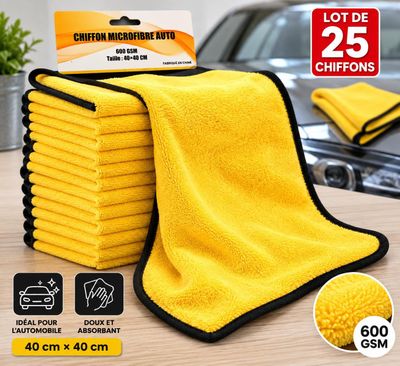 une pile de serviettes Microfit jaunes posées sur une table