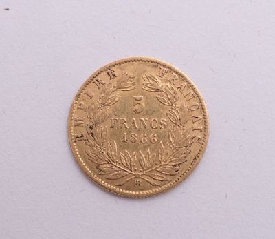 une vieille pièce d'or sur une surface blanche avec un fond blanc