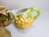 trois vases placés l'un à côté de l'autre sur une table