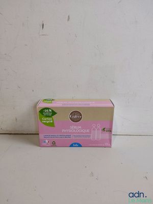 La boîte est vide et prête à être remplie de produits pour bébé.