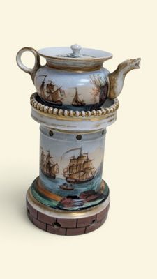 PORCELAINE DE PARIS Grande tisanière en porcelaine à décor d…