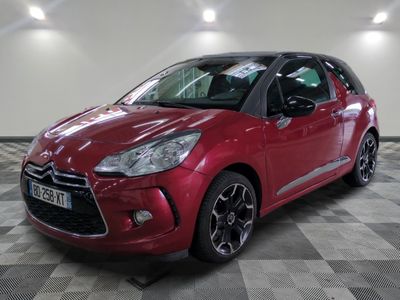 La Citroën rouge est garée dans une grande pièce
