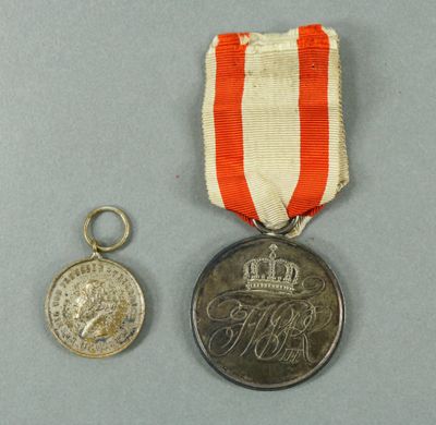 une image représentant une médaille et une pièce de monnaie posées sur une table