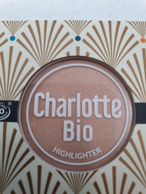 Enlumineur Charlotte Bie dans une boîte posée sur une table