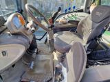 un camion équipé d'un volant et d'un siège, ainsi que d'un volant