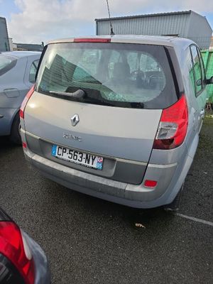 deux voitures garées l'une à côté de l'autre dans un parking