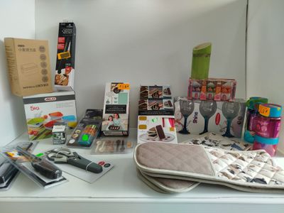 un comptoir sur lequel sont posés divers objets, notamment des ciseaux et d'autres articles