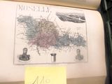 un livre ouvert sur lequel est posée une carte