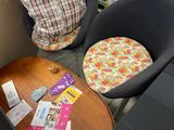 deux chaises et une table dans le coin d'une pièce
