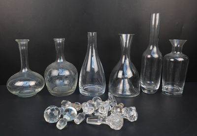 un grand nombre de vases en verre posés sur une table