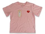 T-shirt rose avec un cœur et une étiquette sur la poitrine