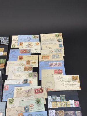 plusieurs types de timbres et d'enveloppes disposés sur une table