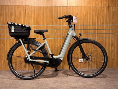 un vélo garé à côté d'un mur en bois