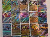 gros plan d'un paquet de cartes pokemon sur une table